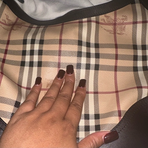 I’m selling my Burberry bag perfect for the fall - Picture 2 of 5